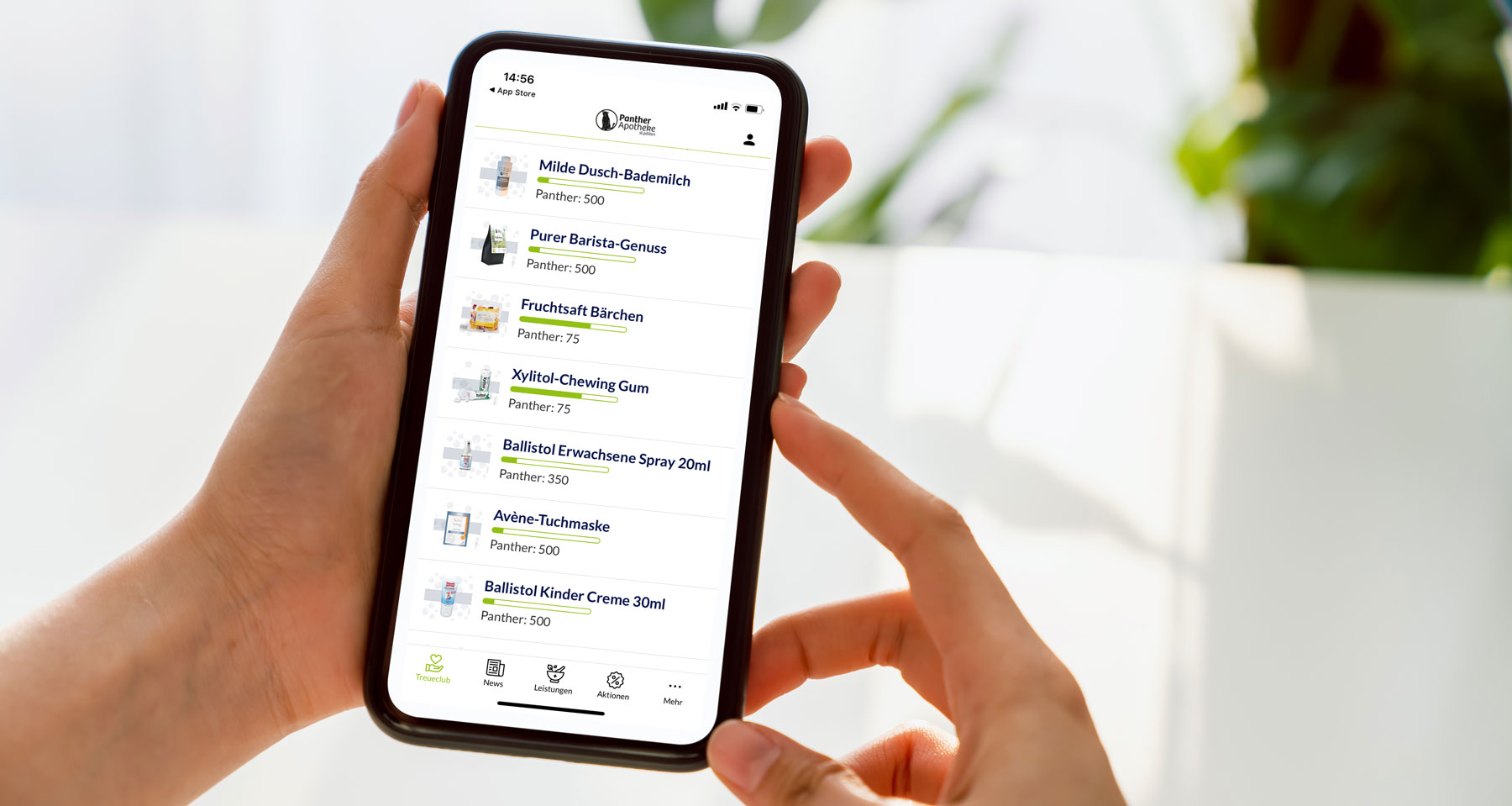 Smartphone mit Kunden-Club-Angeboten der Panther-Apotheke in einer Hand